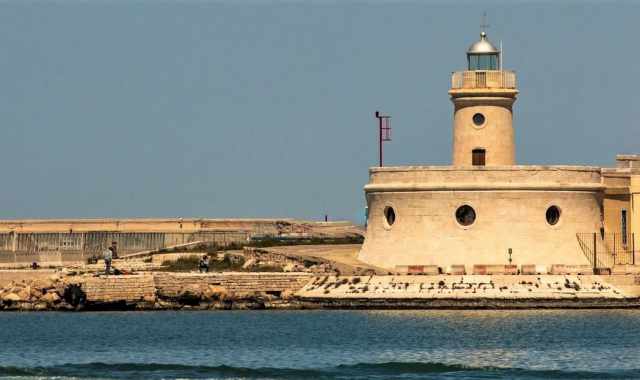 Bari, la storia del Faro Borbonico: dall'800 saluta le navi che entrano ed escono dal Porto